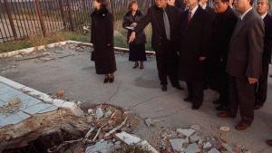 El ministro de Exteriores chino, Tang Jiaxuan, visita, el 3 de diciembre de 2000, las ruinas de la embajada en Belgrado, afectada por un bombardeo de la OTAN.