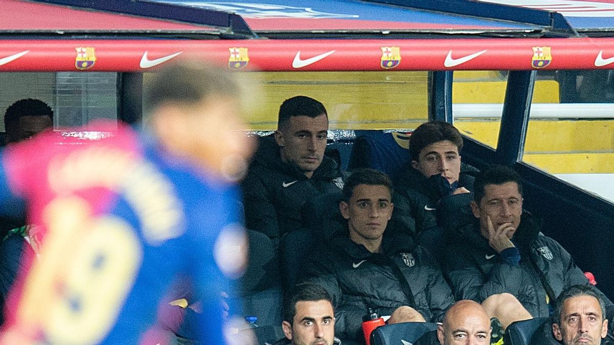 Iñaki Peña, Pablo Torre, Gavi, Lewandowski on the bench of Montjuïc before Barça-Valencia.