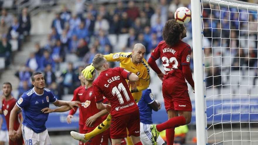 Jugada de ataque del Oviedo en el partido de ayer contra Osasuna.