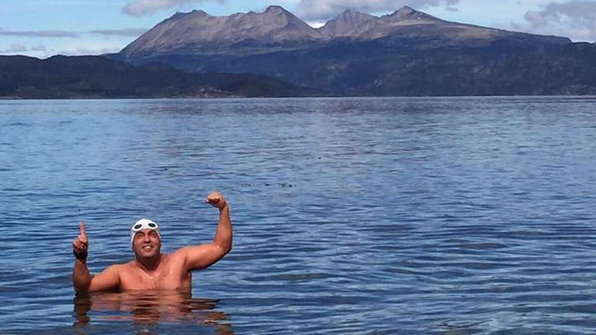 Javier Mérida celebra, aún en el agua, uno de sus logros deportivos a nado. | L.O.