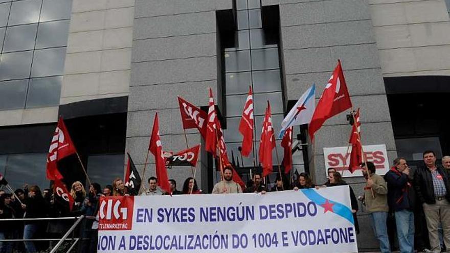 Trabajadores de la empresa de &#039;telemarketing&#039; Sykes protestan por el plan de despidos. / carlos pardellas