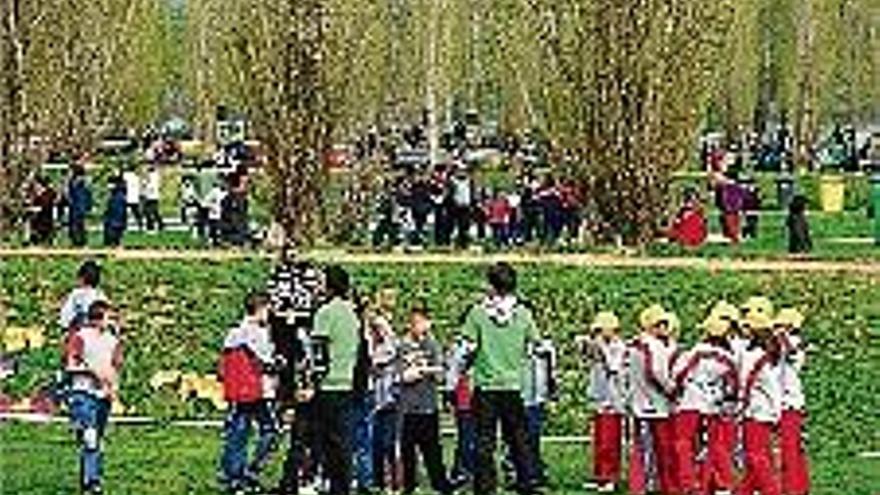 Més de 2.000 escolars gironins fan esport al parc de la Draga