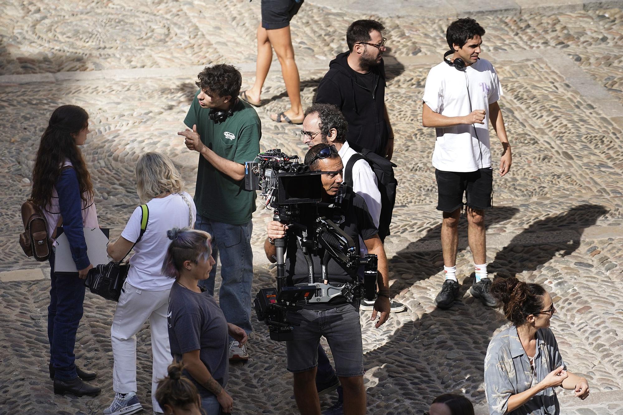 Los Javis roden entre turistes i curiosos a les escales de la catedral