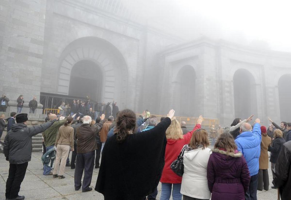 Técnicos que asesoran al Gobierno en la exhumación de José Antonio Primo de Rivera barajan que esta escena se produzca en el nuevo lugar de enterramiento. Un grupo de ultraderechistas hace el saludo fascista en el Valle de los Caídos el 20 de noviembre de 2011.