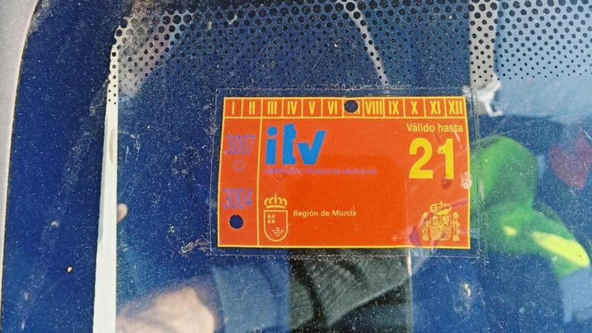 Un coche con la pegatina de la ITV