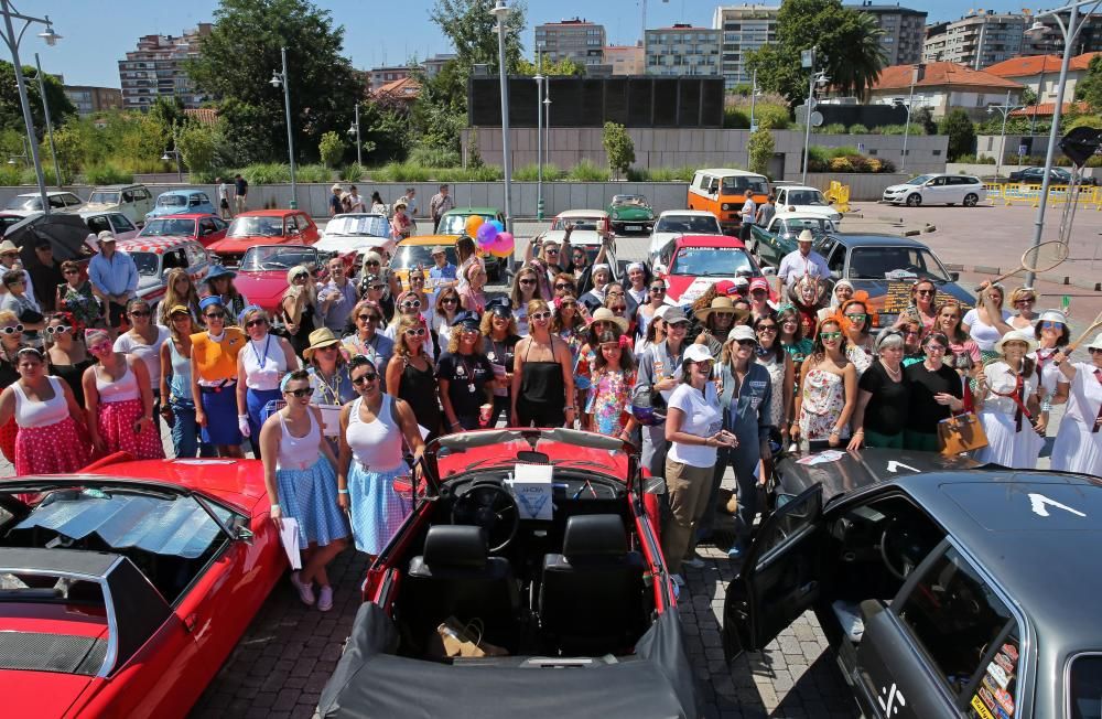La prueba de coches clásicos reúnen en Vigo a 66 mujeres participantes de todas las edades