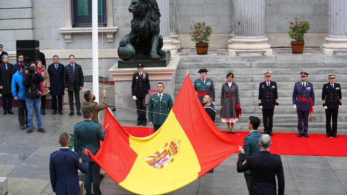 Izado de la bandera de España durante la celebración del Día de la Constitución en Madrid.