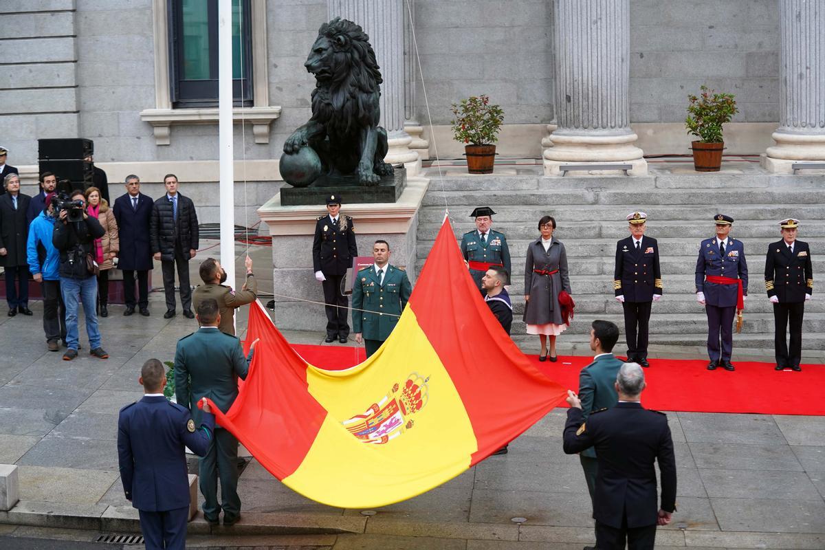 Izado de la bandera de España durante la celebración del Día de la Constitución en Madrid.