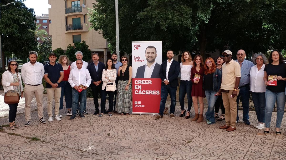 El candidato del PSOE a la Alcaldía, Luis Salaya, presenta junto a parte de su candidatura el lema de campaña.