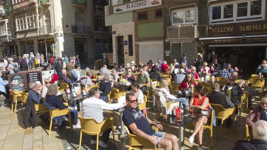 Los turistas han llenado las terrazas nada más bajar de sus cruceros.