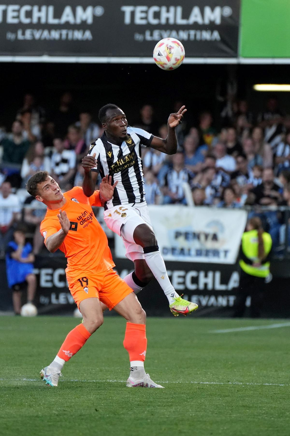 Yac Diori se impone en un duelo aéreo en el partido contra el Alcoyano.