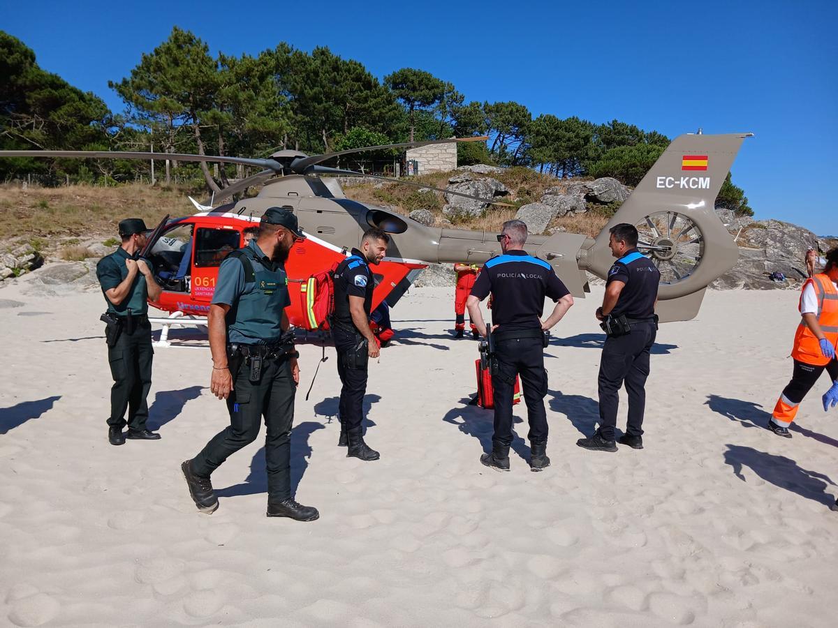 Las fuerzas de seguridad y el helicóptero sobre la arena de Viñó.