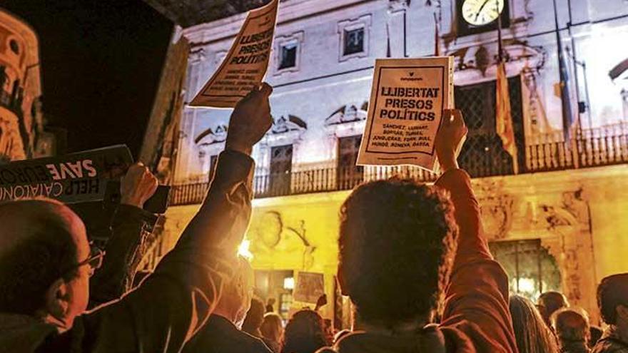 Imagen de la concentración el viernes en Palma en solidaridad con los exconsellers catalanes a la que asistieron Vidal y Santiago.