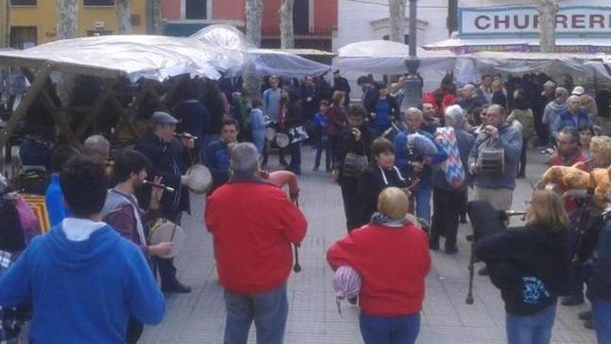 La feria de Lutiers llena de música la plaza