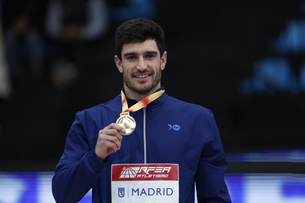 Jorge Ureña con su medalla