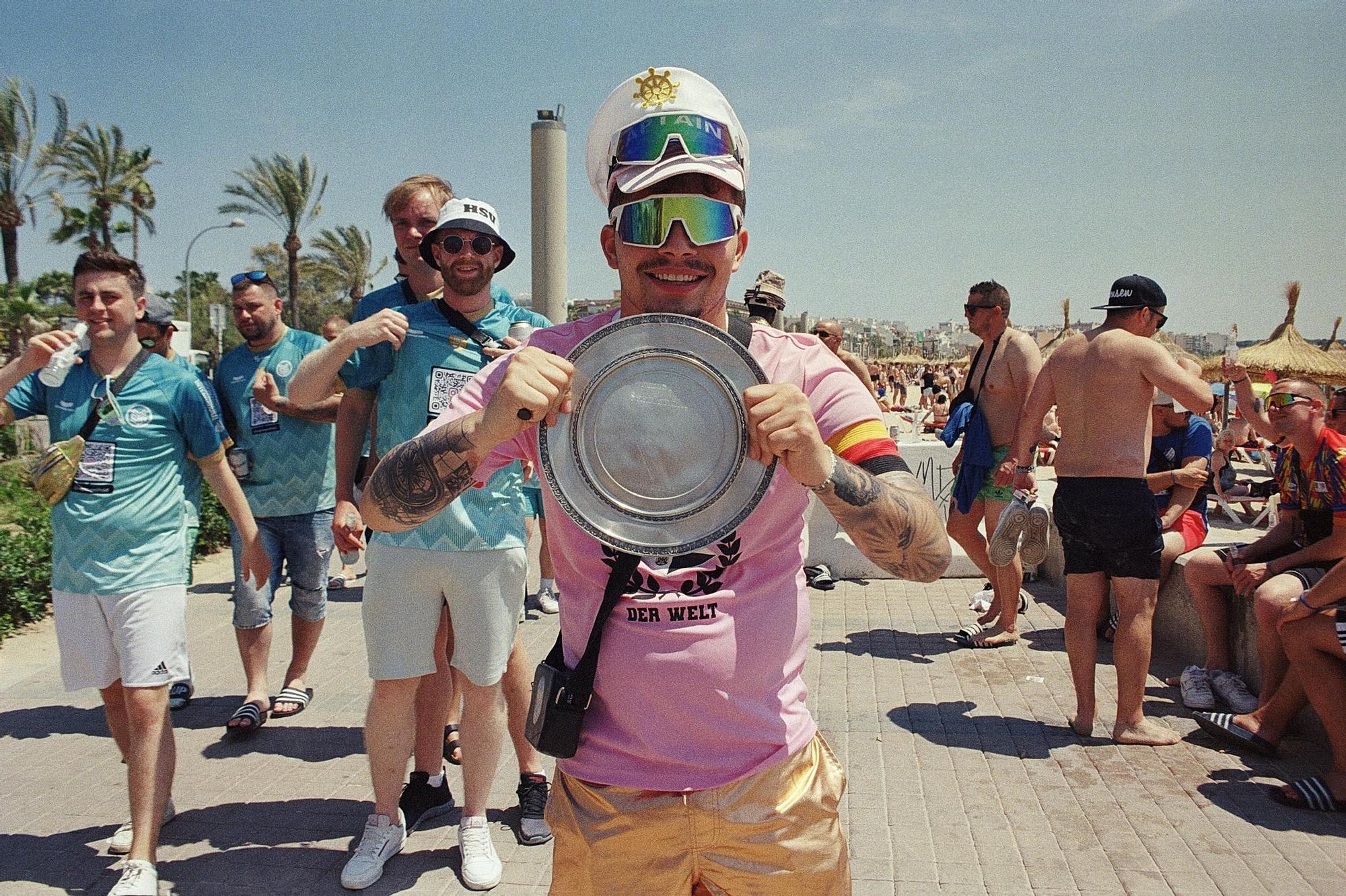 "Weine nicht, wenn der Pegel fällt": Bilder eines deutschen Straßenfotografen von der Playa de Palma auf Mallorca