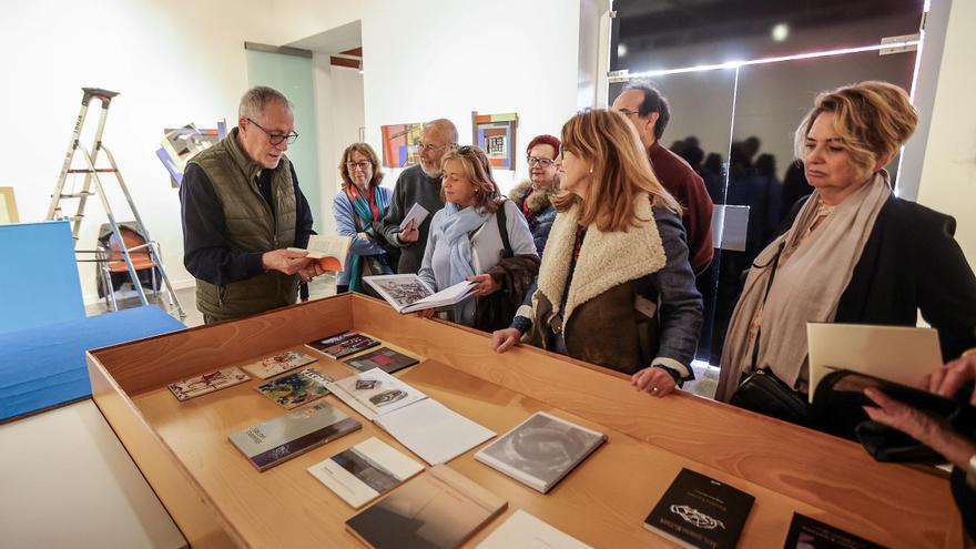 Eduardo Lastres traslada su taller a la Lonja y lo expone al público