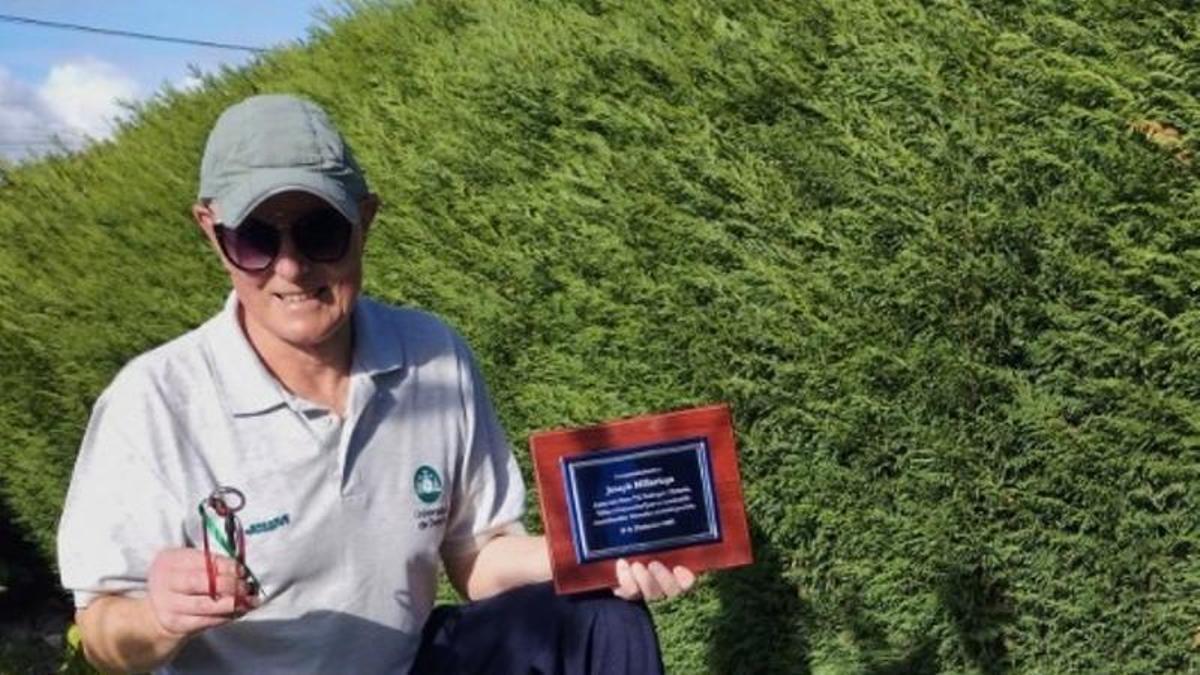 Joseph Millariega con los obsequios recibidos en la presentación de su libro y homenaje realizado por los vecinos.