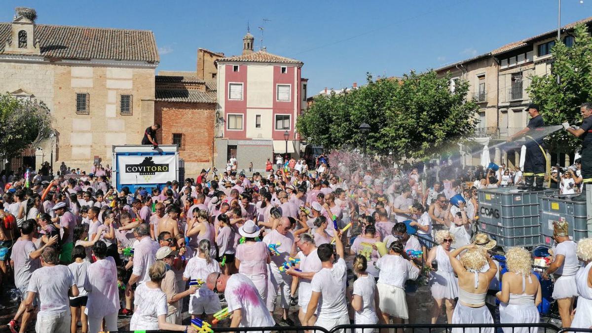 Los participantes intercambian agua y vino durante la nueva edición de “Toro en su tinta”. | M. J. C.