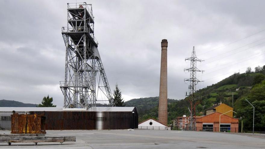 El castillete y la chimenea de Barredo, vistos desde la explanada del antiguo pozo.