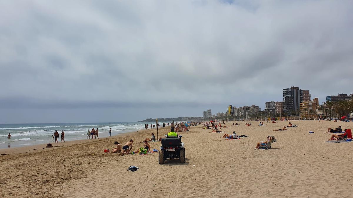 Agentes en quad vigilando distancias y uso de mascarillas en las playas