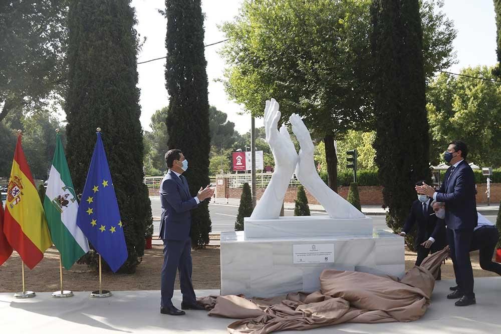 La inauguración del monumento a los sanitarios en imágenes.