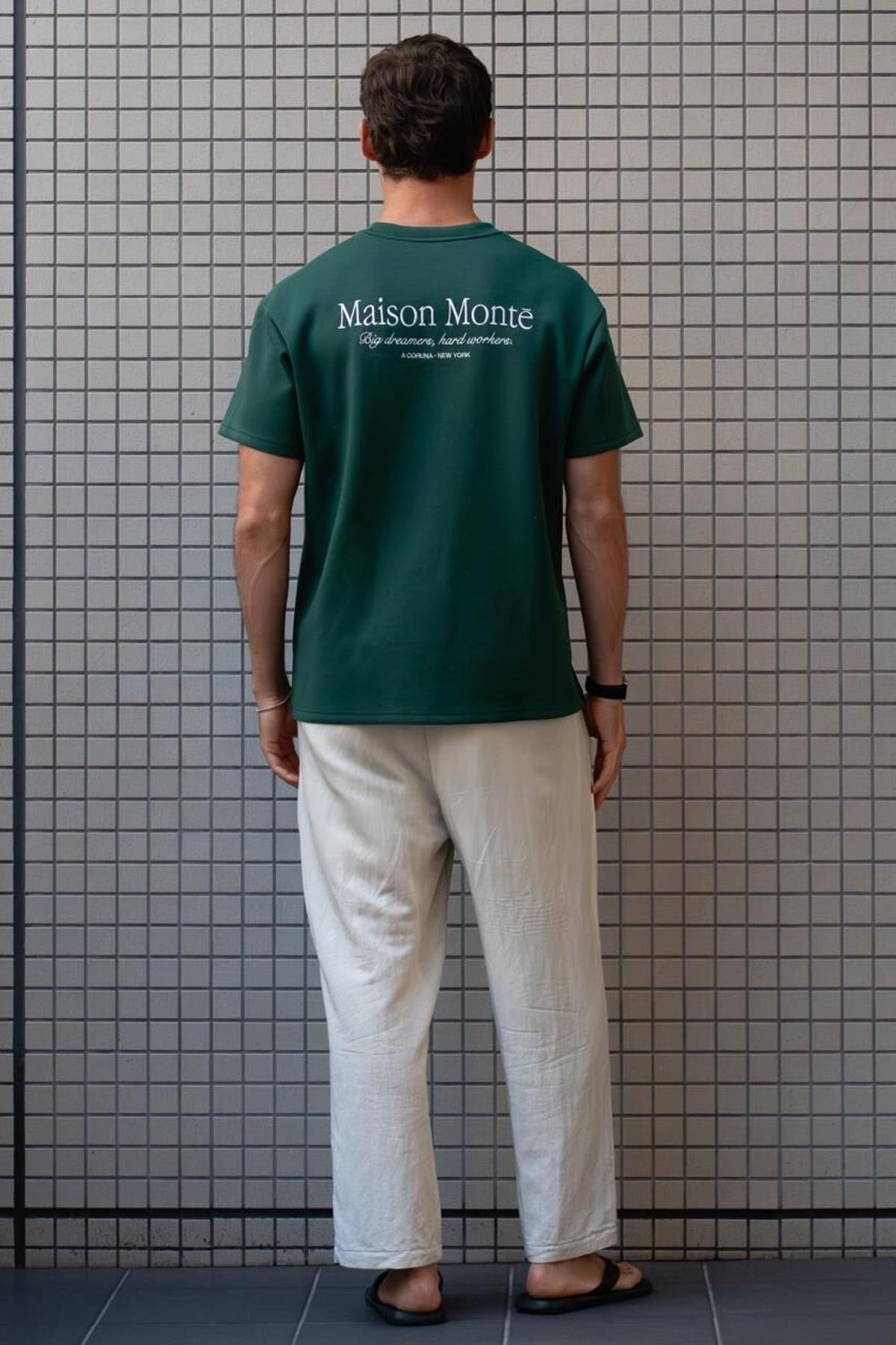 Ansel Menéndez, vistiendo prendas de  Maison Monte, su nueva línea de ropa.