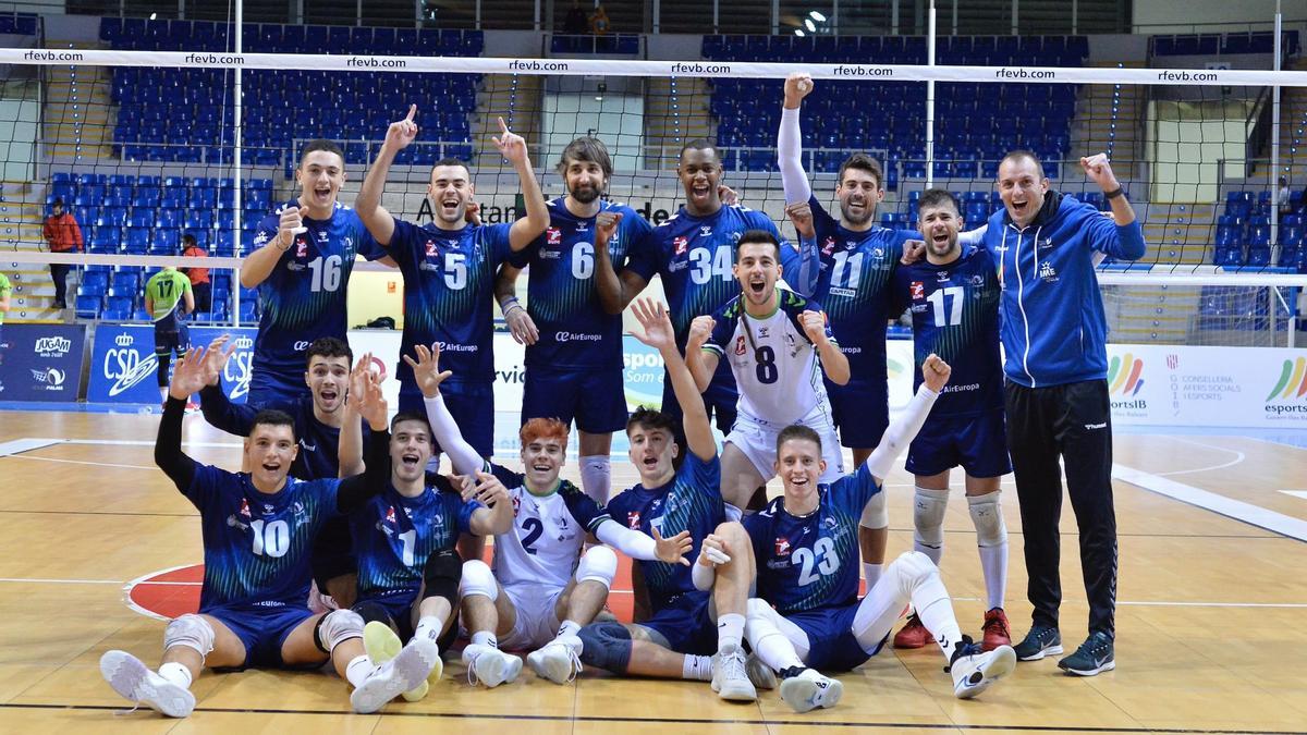 Los jugadores del Voley Palma celebran su victoria ante el Textil Santanderina