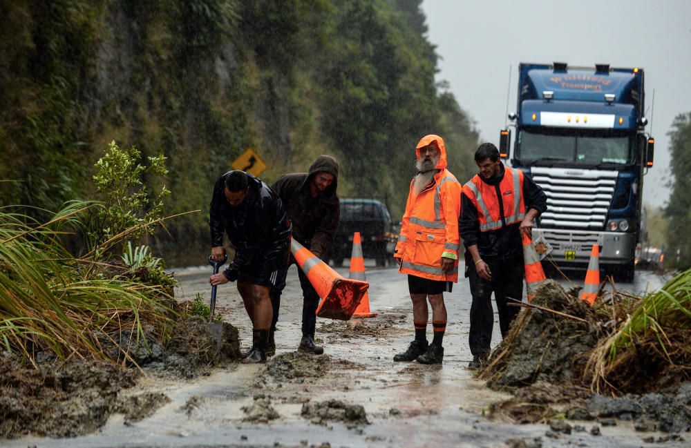 Al menos 4.000 personas fueron evacuadas hoy por inundaciones en dos poblaciones de la Isla Norte de Nueva Zelanda ante el envite del ciclón Debbie, que a su paso por Australia causó cinco muertos.