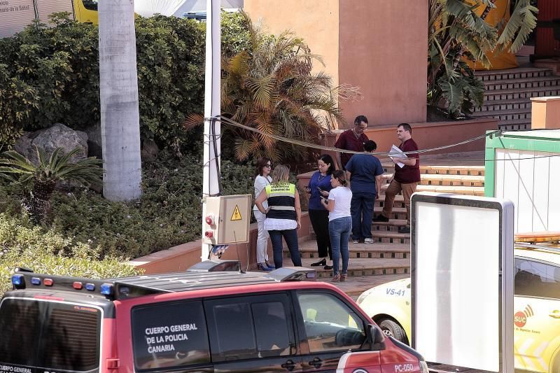 Seguimiento a los alojados en el Hotel H10 de Adeje. Saliendo turistas y consejera sanidad Teresa Cruz Oval  | 28/02/2020 | Fotógrafo: María Pisaca Gámez