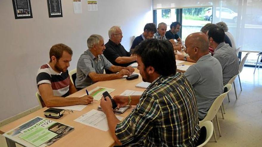 Reunió dels alcaldes dels municipis que van votar en la consulta del Lluçanès, a la seu del Consorci