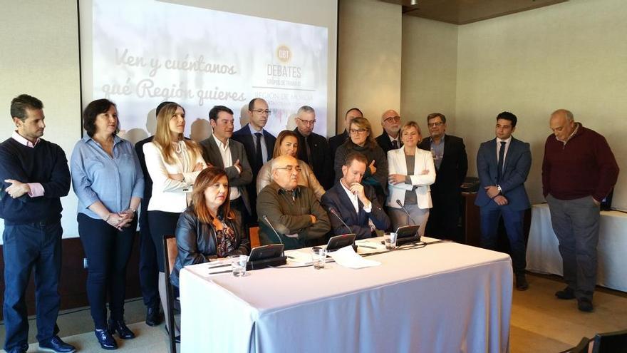 El expresidente Alberto Garre, con los presidentes de las comisiones de la Plataforma Cívica de la Región de Murcia.