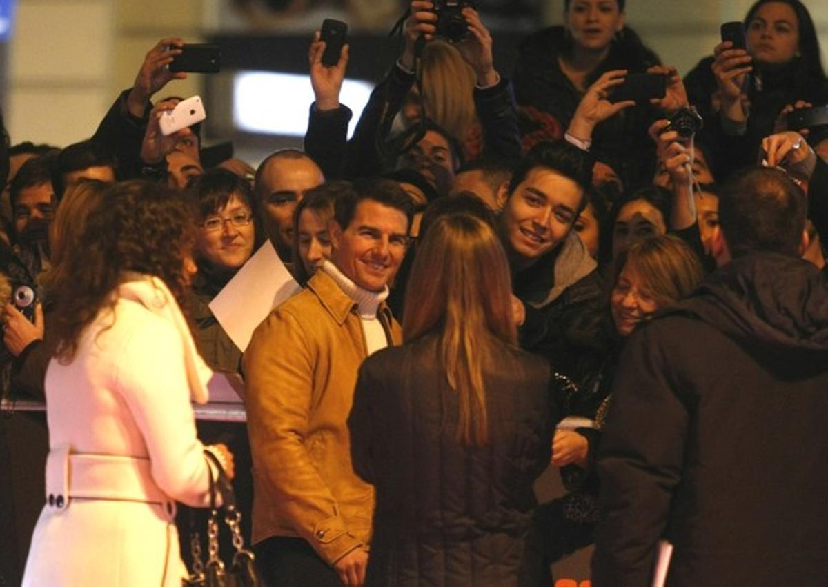 Tom Cruise es fotografia amb alguns fans als carrers de Madrid. Tom Cruise es fotografia amb alguns fans als carrers de Madrid.