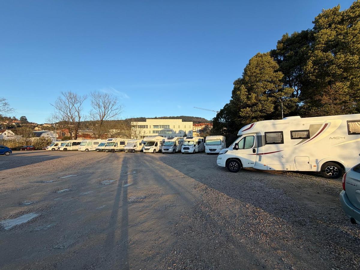 Caravanas estacionadas este domingo en Moaña.