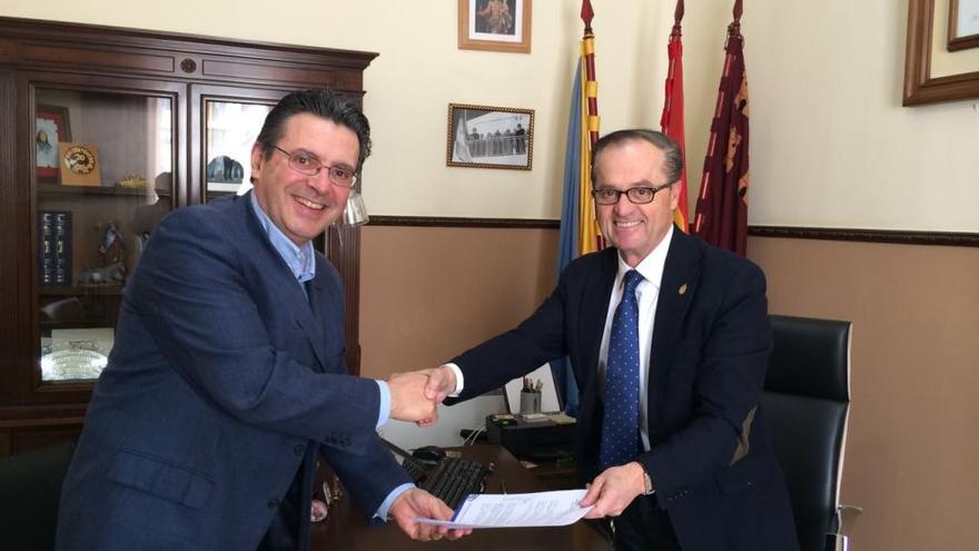 El alcalde de Santomera, José María Sánchez (dcha.), firma el acuerdo con José Luis Sánchez, de Latbus.