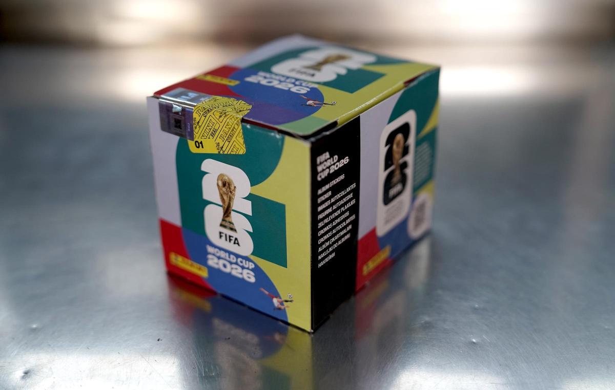 La caja de cromos de la colección de Panini del Mundial de fútbol, con un precio de 75 euros, es el objeto más deseado a los quioscos.