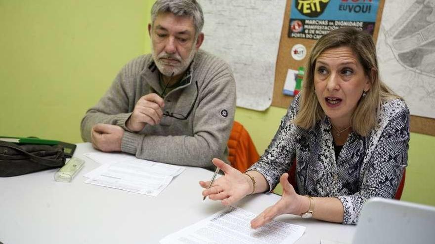 Manolo Blanco Casais y Mar Blanco, ayer, con el informe desfavorable de Secretaría. // Bernabé / Cris M.V.