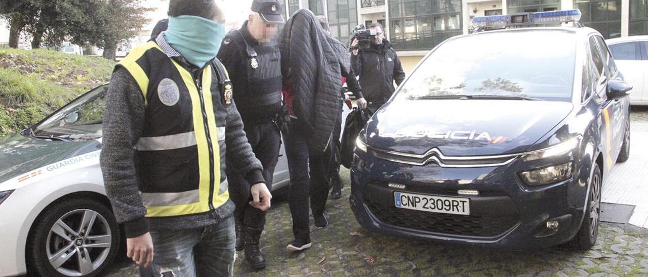 Uno de los detenidos a punto de entrar en los juzgados de Cangas para declarar el lunes. // Santos Álvarez