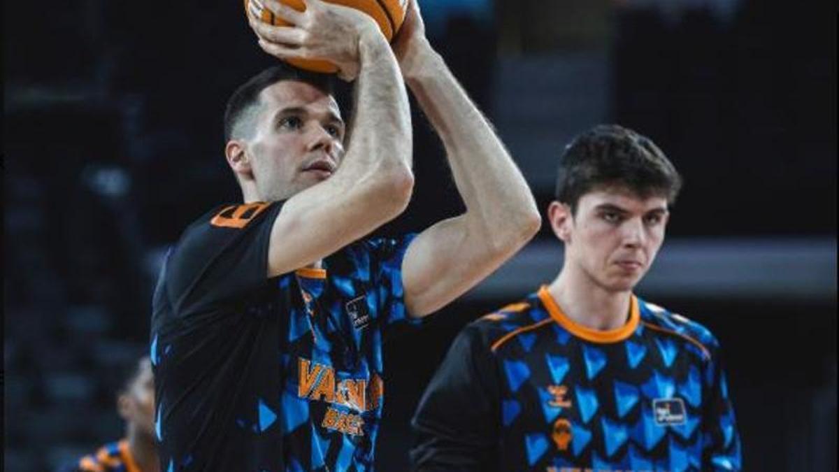López-Arostegui y Sergio de Larrea, en el calentamiento previo al partido ante el Zaragoza.