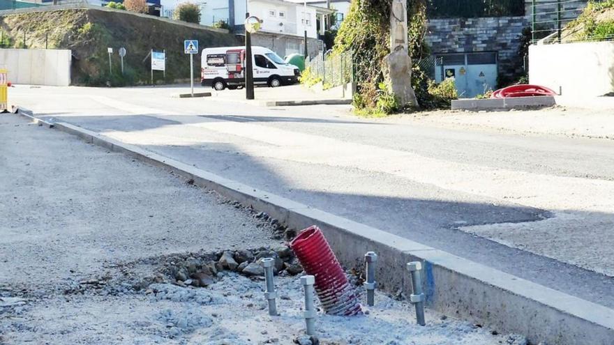 Los postes obligan a paralizar de nuevo las obras de la rúa do Souto y los vecinos de Santa Cruz alertan de los riesgos