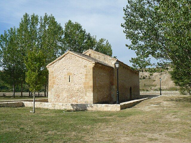 La ermita está al otro lado del embalse.