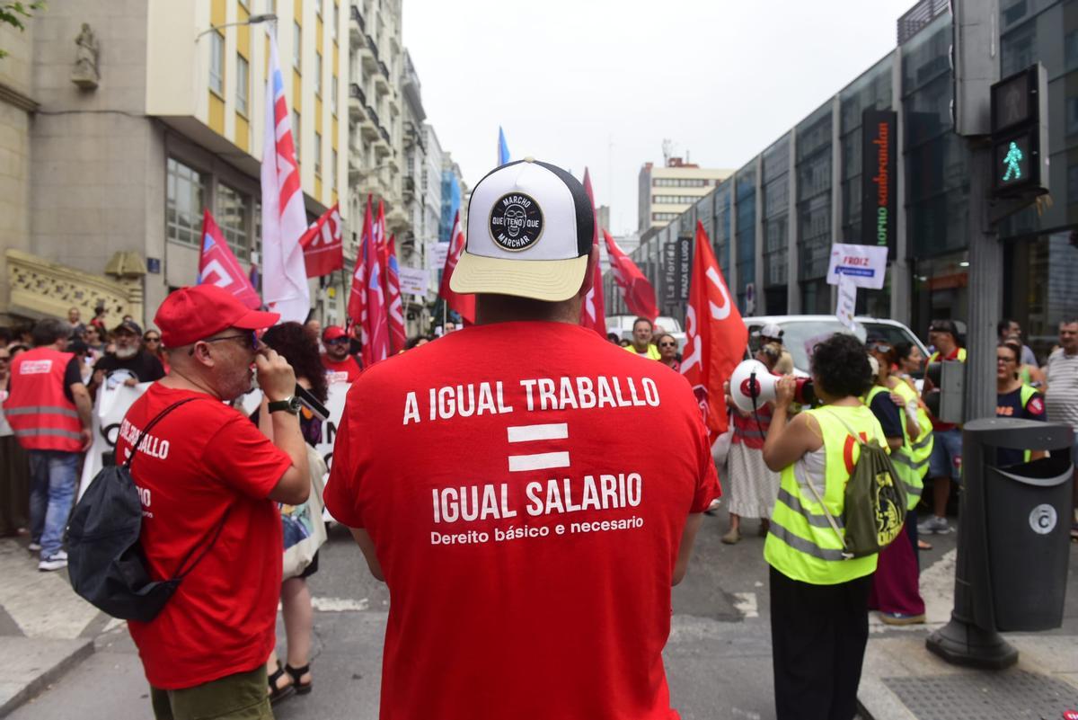 Uno de los trabajadores con una camiseta reinvindicativa.