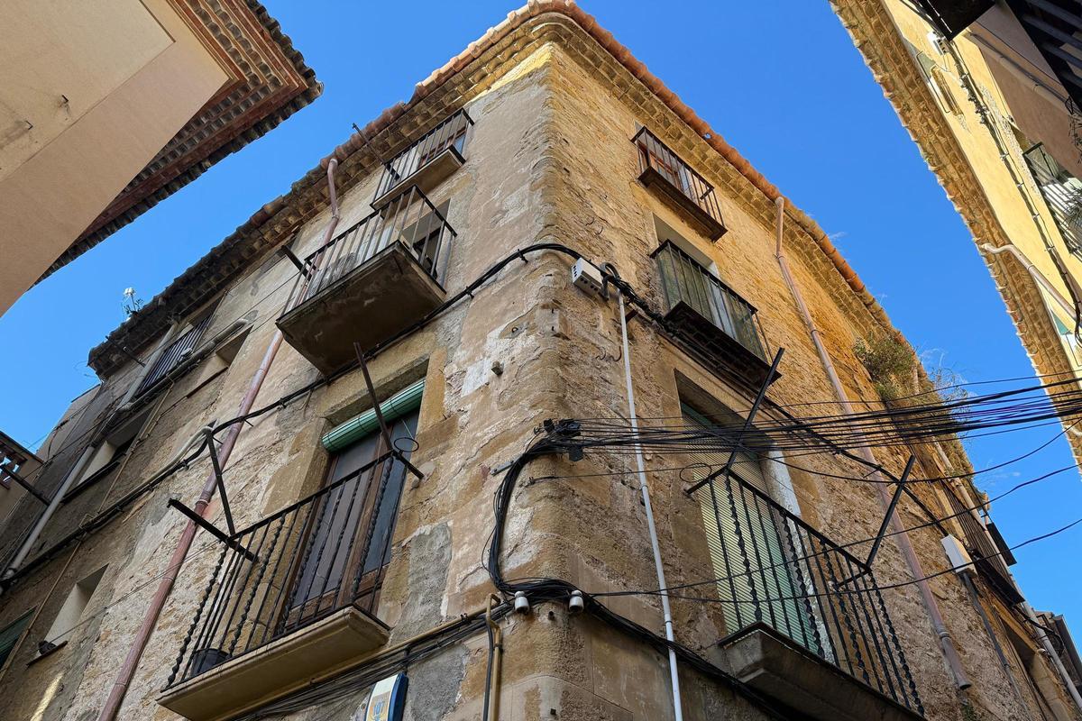Imagen de la fachada del edificio declarado en ruinas en la Bisbal