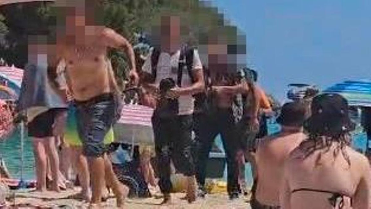 Migranten gehen am 13.8. an dem Urlauberstrand Cala Gran in Santanyí an Land.