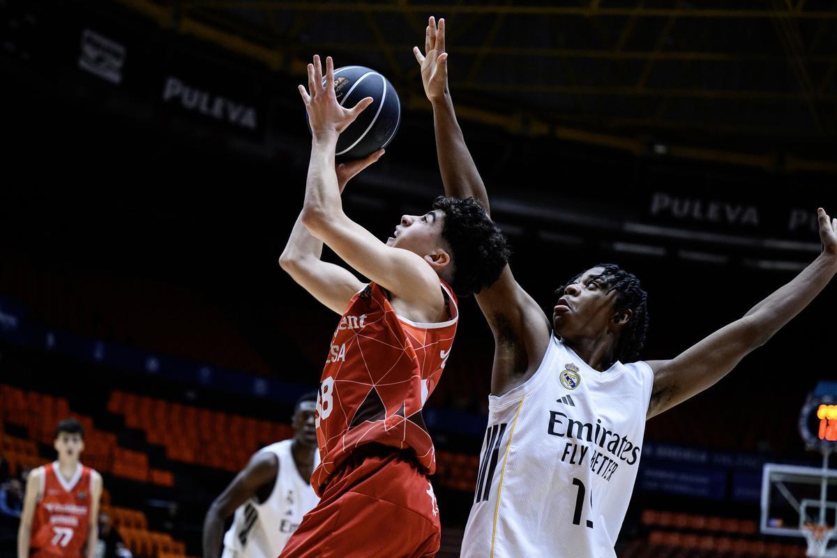 Sandro Rodríguez, defensat per Mason Broyles