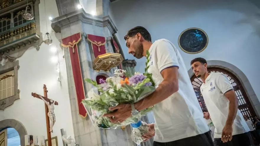 El CD Tenerife realiza su ofrenda a la Virgen de Candelaria