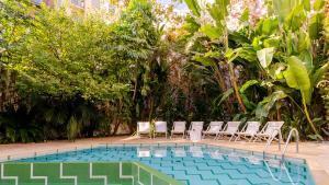 Jardín secreto con piscina en City Oasis Apartments, en calle Provença.