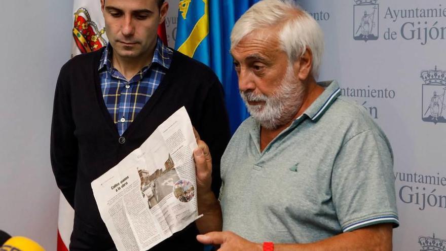 Por la izquierda, el edil socialista César González y el vecino Esteban Calleja, con un recorte de prensa que anunciaba obras de su barrio.