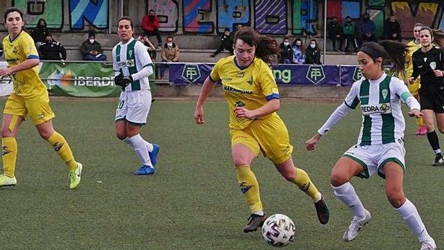 La ibicenca Irina Viñals presiona a una rival del Córdoba.