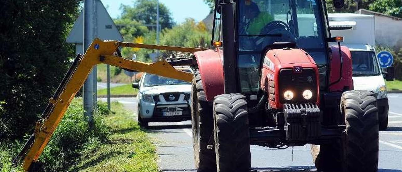 Un tractor municipal realiza desbroces. // Bernabé/Javier Lalín